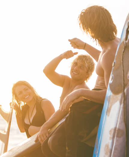 surfing-california-surfers-chilling-on-lifeguard-house-cover