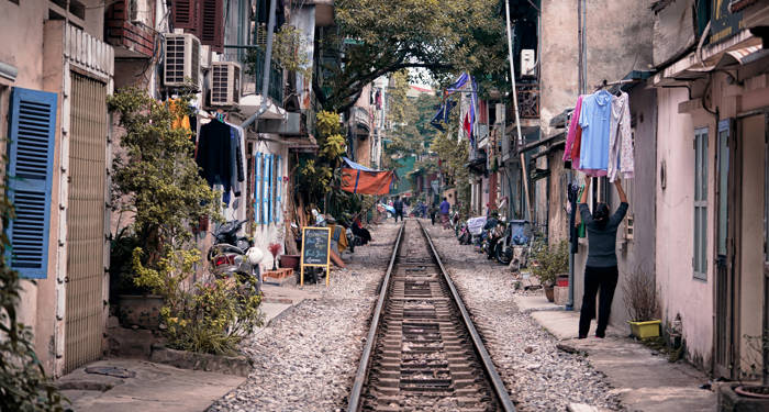 vietnam-hanoi-railway-in-the-city