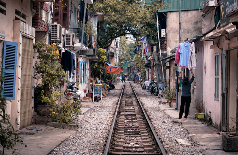 vietnam-hanoi-railway-in-the-city