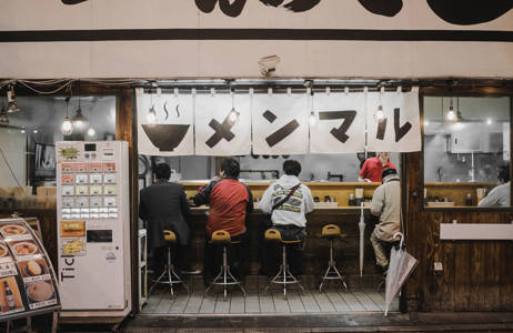 ett gäng japaner äter vid en restaurang