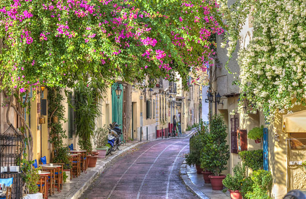 en vacker gatan med blommor i aten