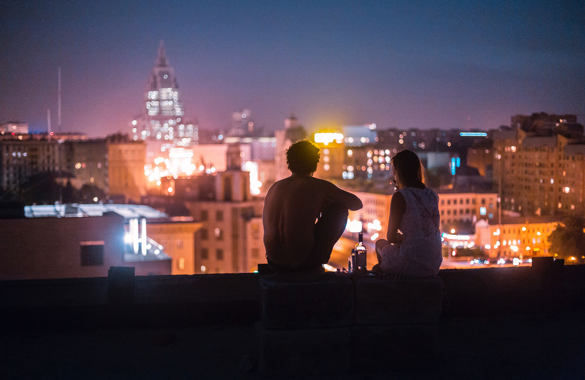 ett par sitter på utsiktsplats i moskva