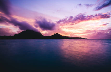 Vacker solnedgång under en resa till Franska Polynesien