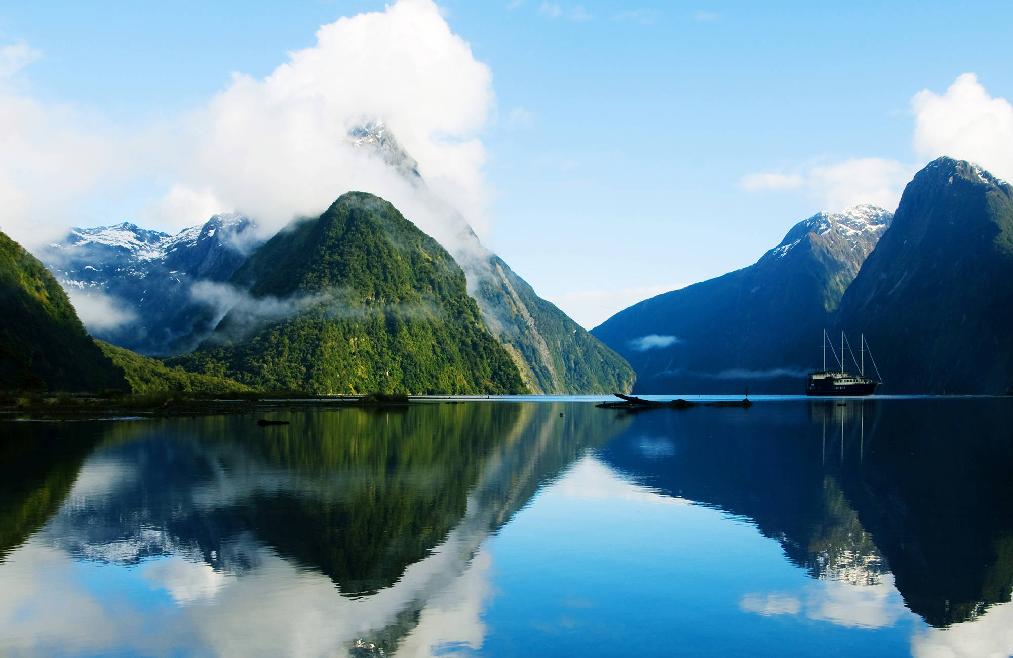 new-zealand-millford-sound-view