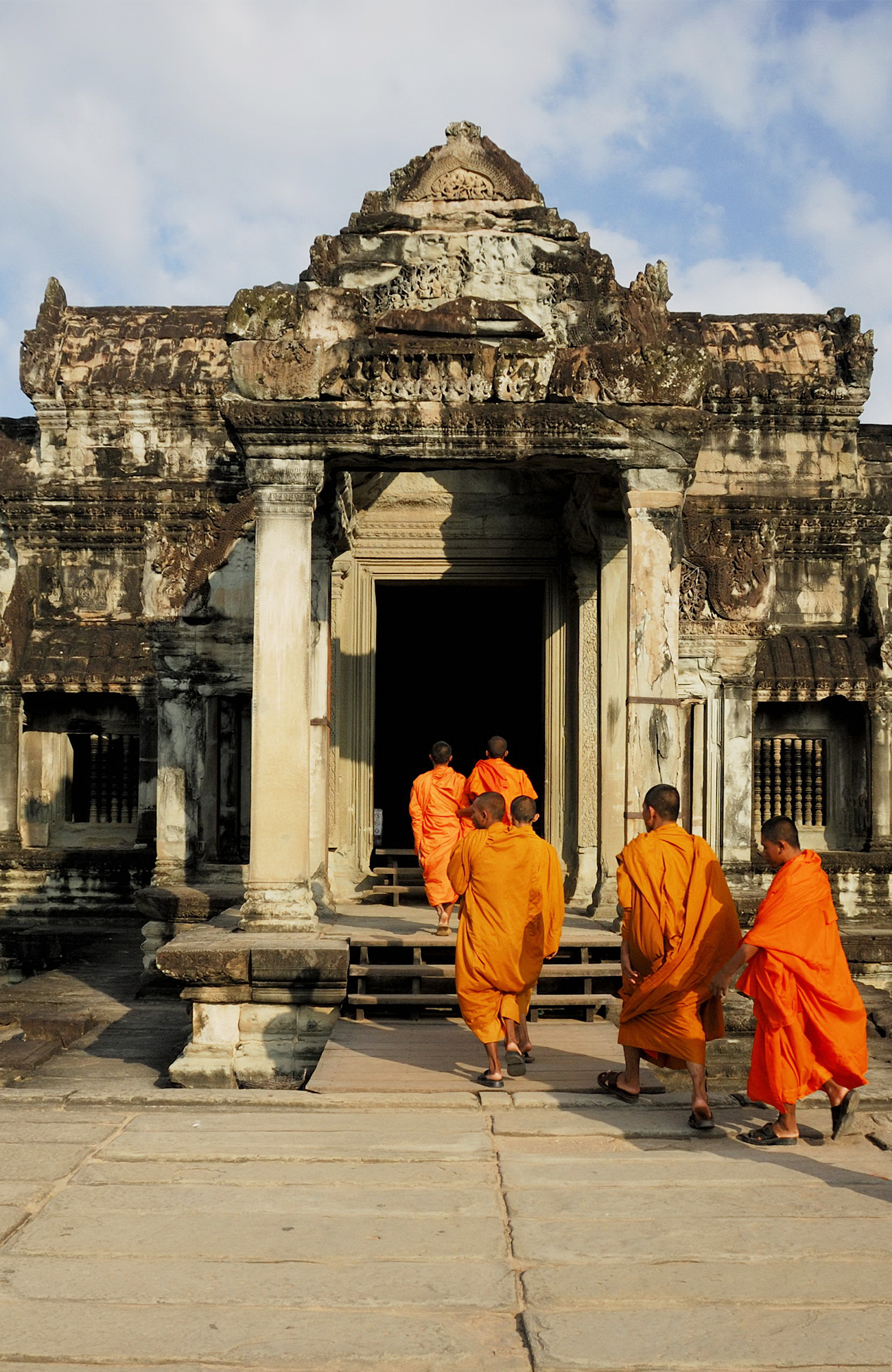 munkar vid angkor wat i kambodja