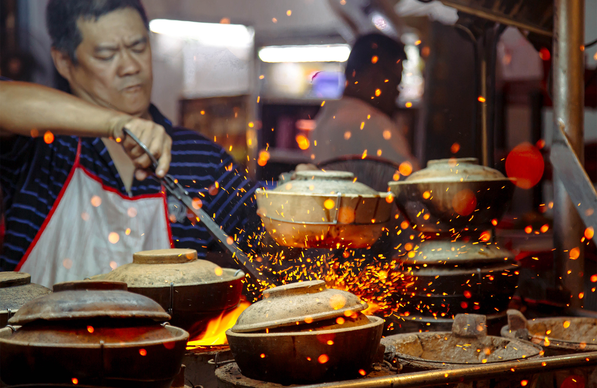 medelålderns man som lagar malaysisk mat i kuala lumpur