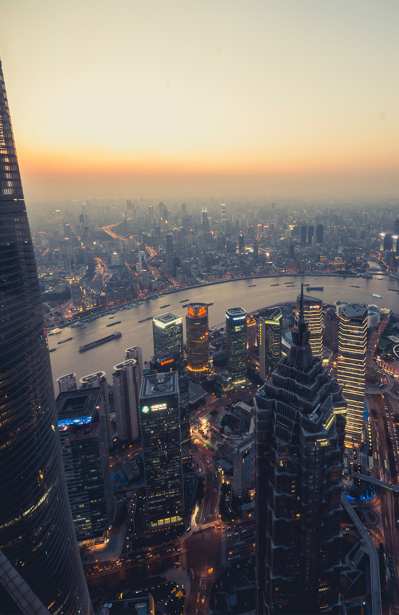 Skyskrapor och flod i Shanghai 