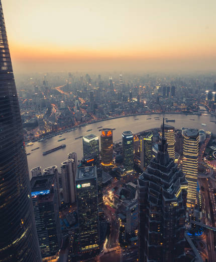 Skyskrapor och flod i Shanghai