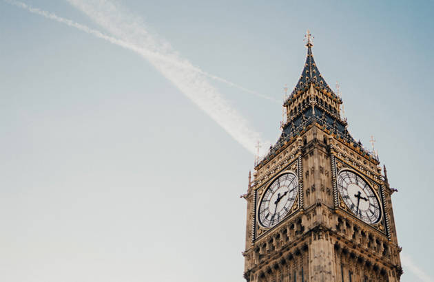 vyn över big ben från marken nedanför