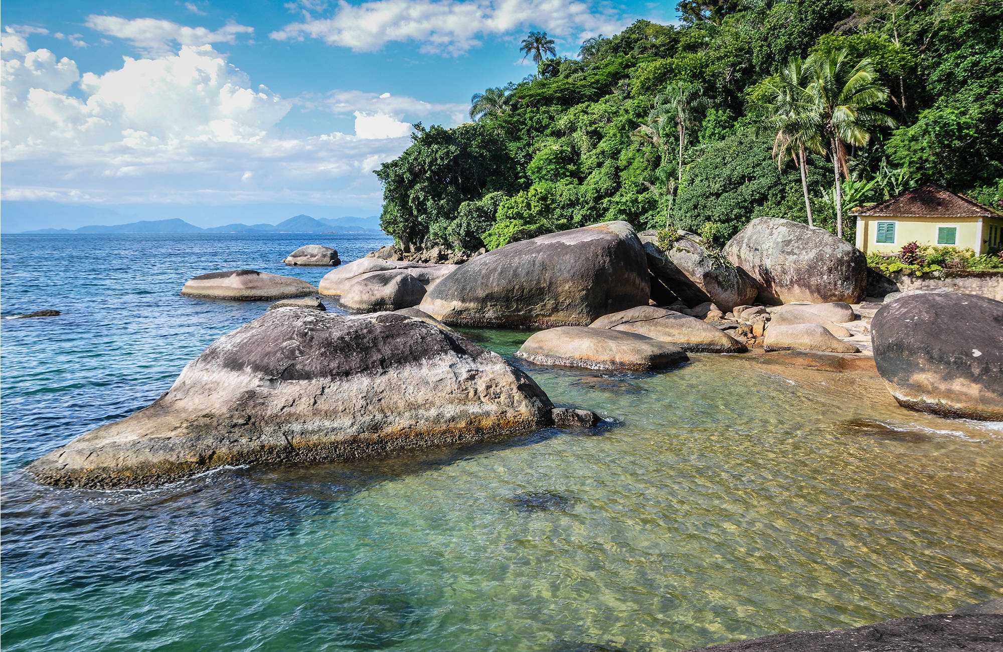 stenar vid vattnet vid ilha grande under en resa till brasilien