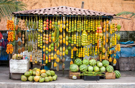 butik som säljer frukt i manaus under en resa till brasilien