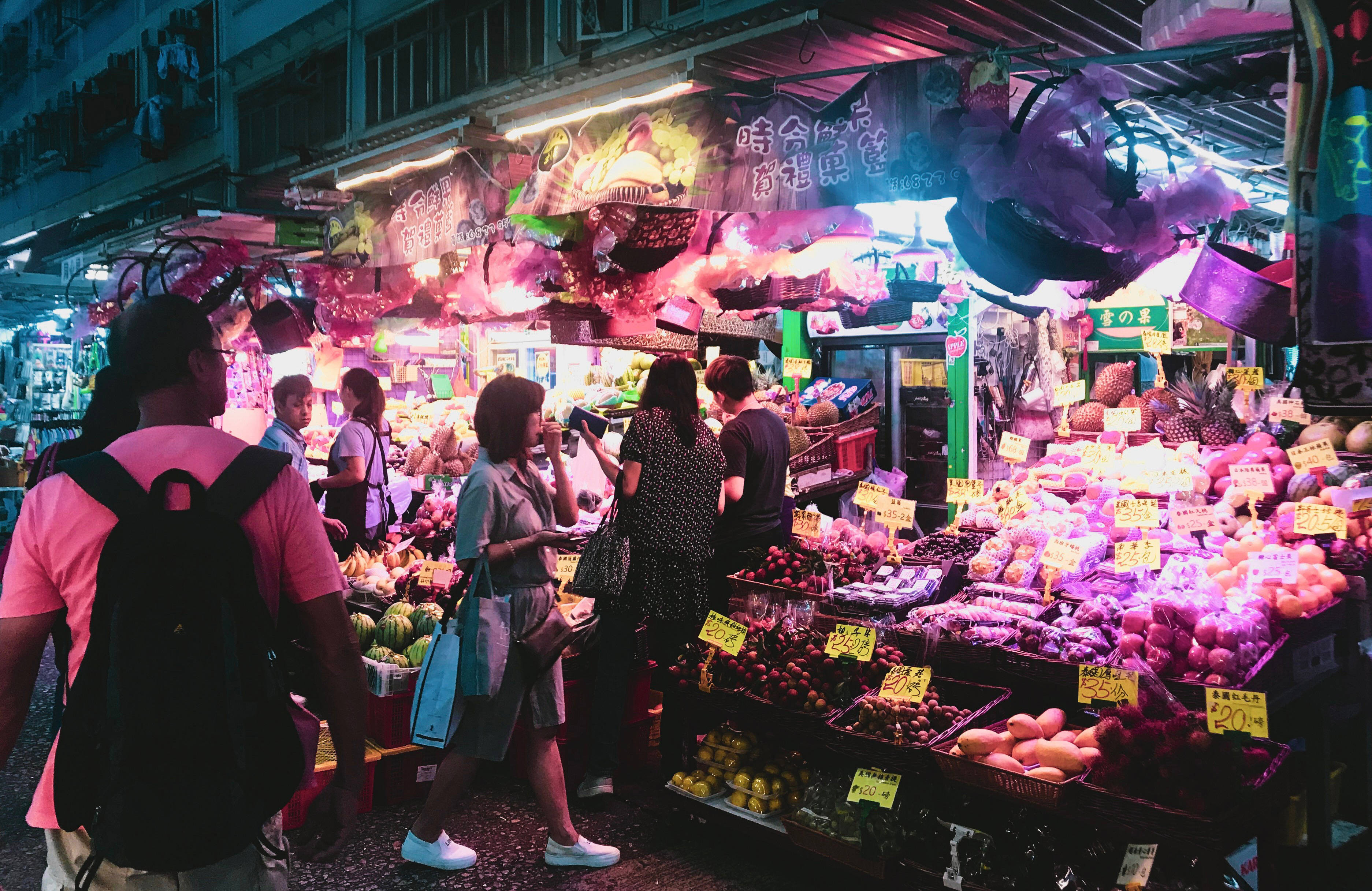 En marknad i Kina som kryllar av mat ochmänniskor.