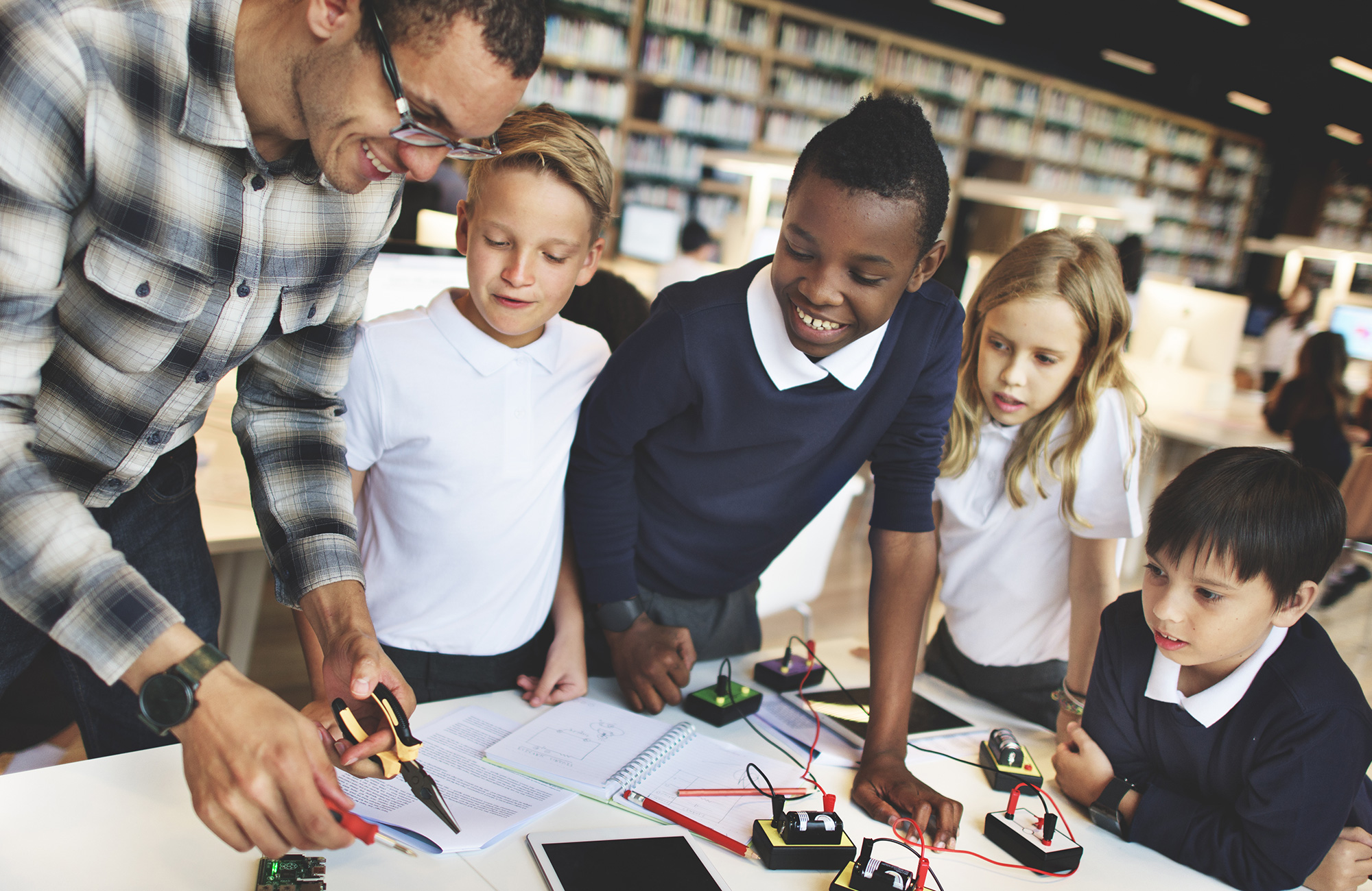 group-travel-school-kids-ibserving-physics-experiment