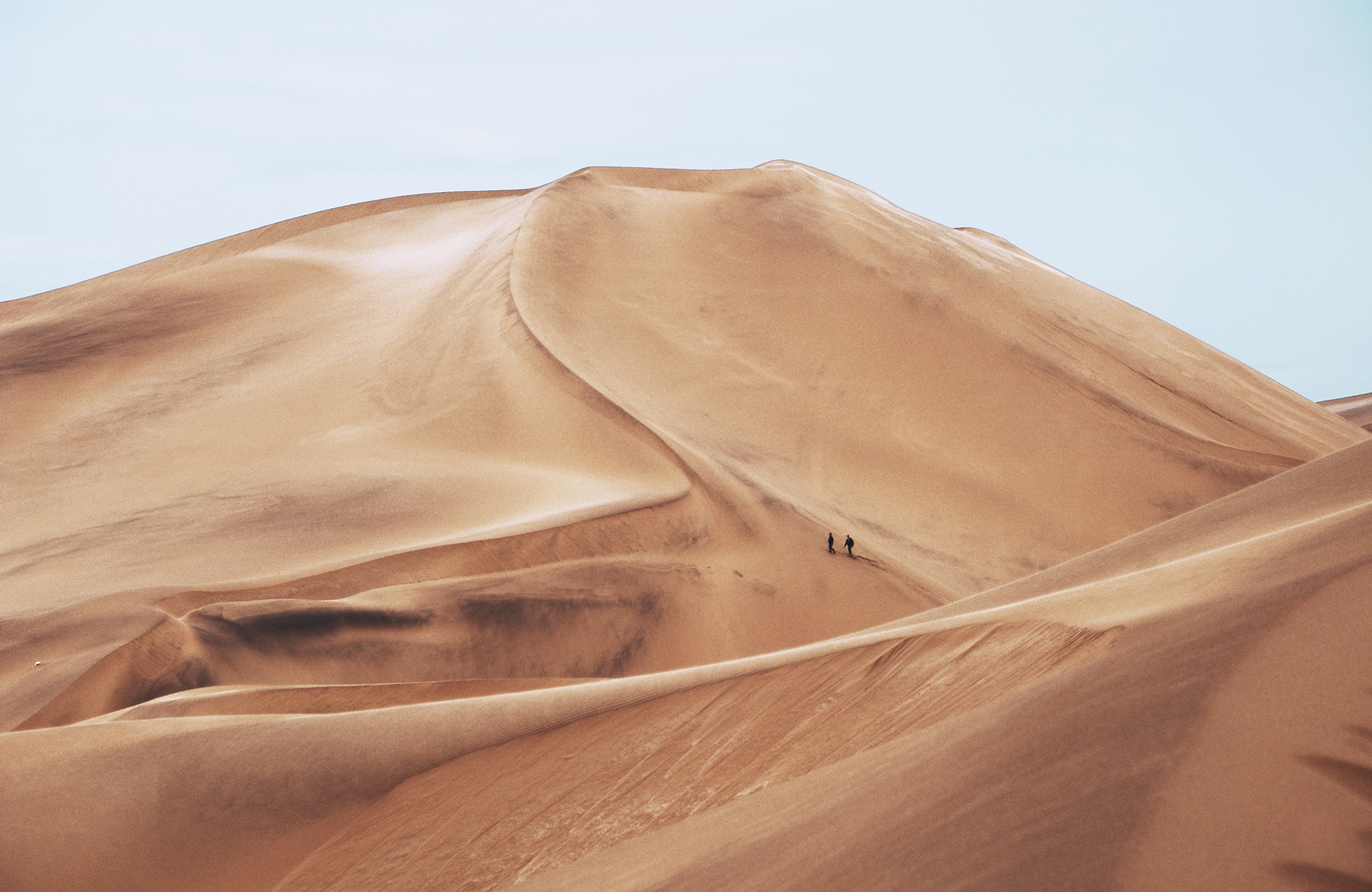 enorm sanddyna under resan med campervan i afrika