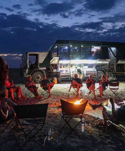 Två personer som åker "off the beaten track" på en expedition med overlanding