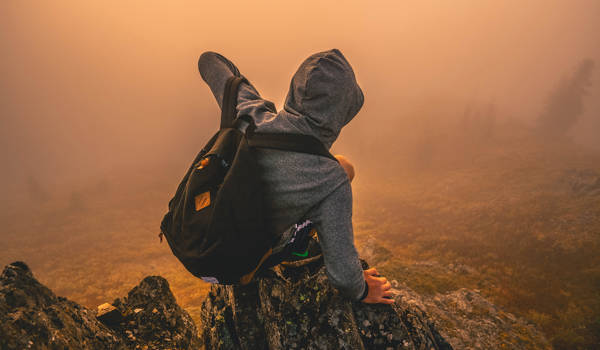theme-travelling-alone-mountain