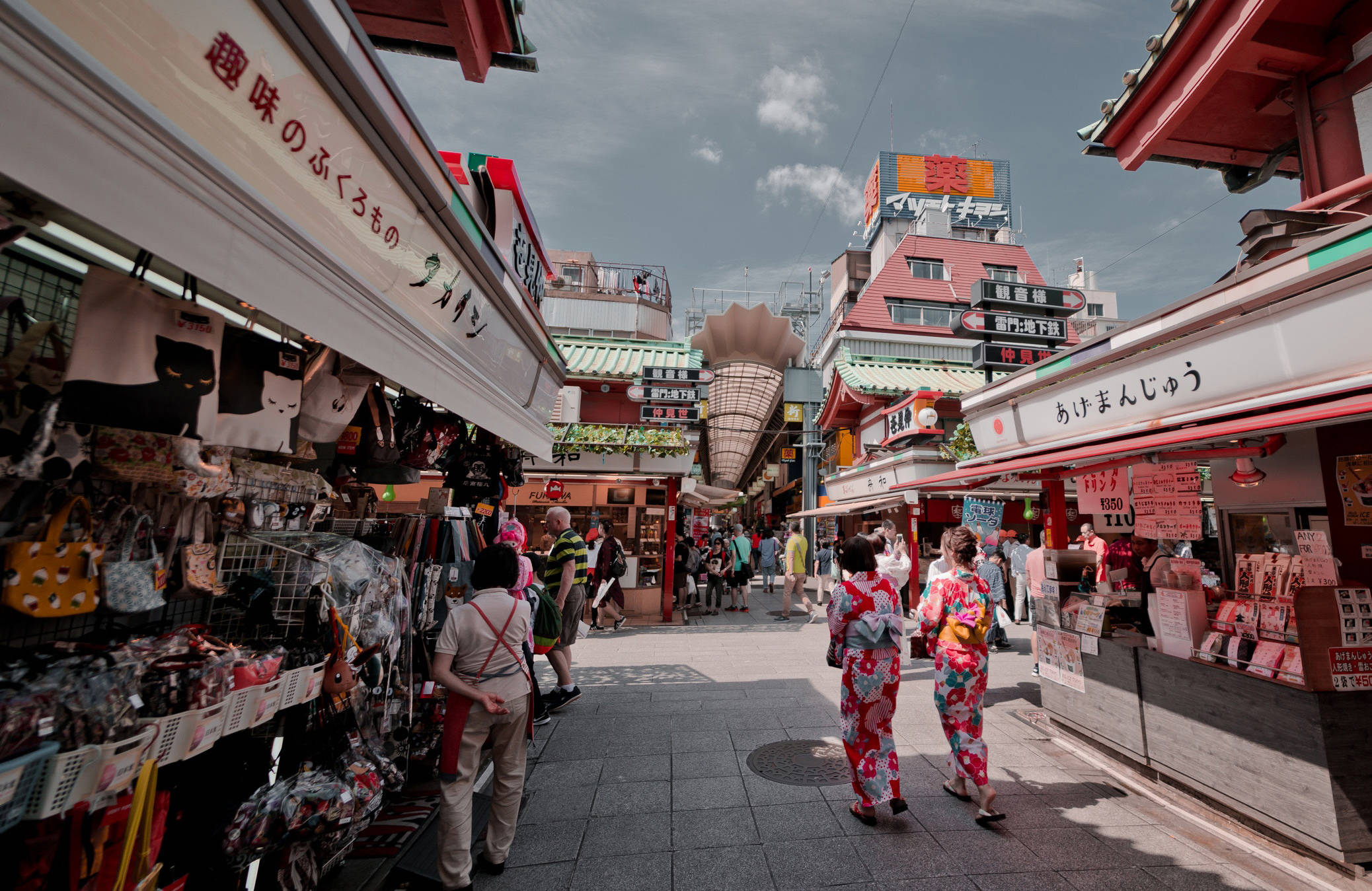 En marknad och människor i traditionella dräker under en resa i maj till Japan.