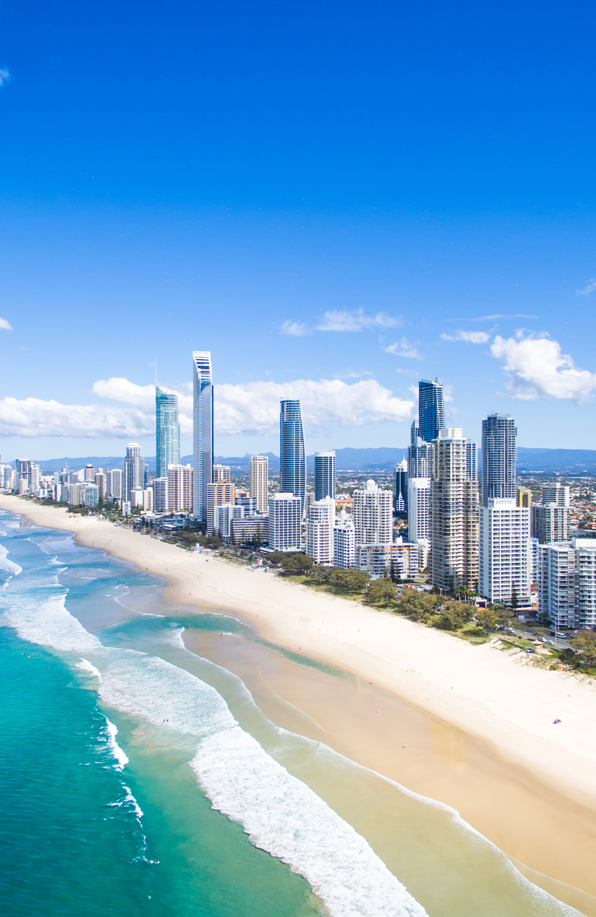 Strand och skyskrapor i Surfers Paradise