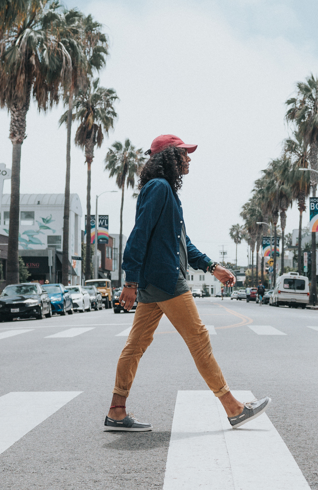 En student som studerar i USA promenerar på en gata i los Angeles.
