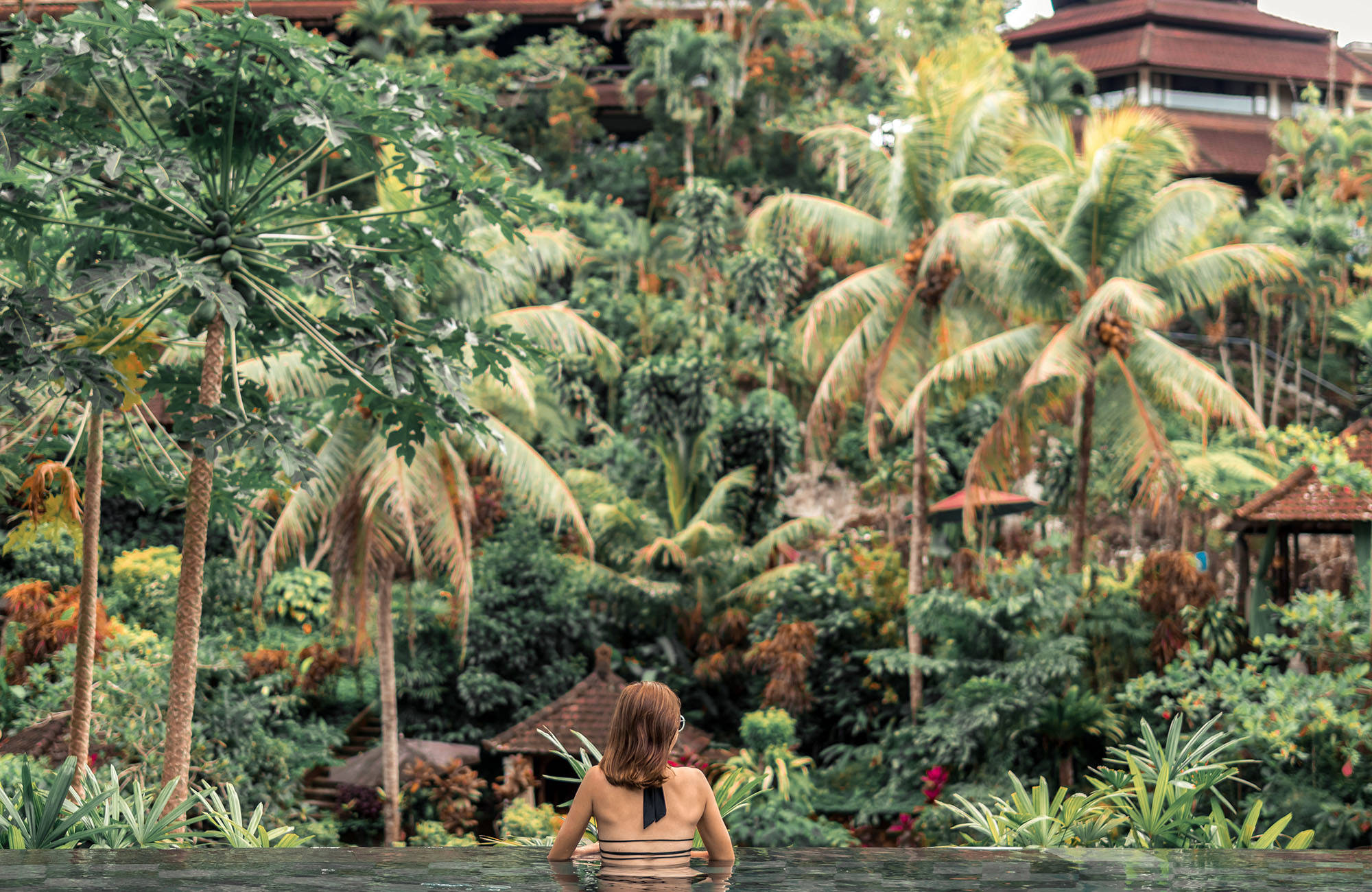 En kvinna i en pool mitt i djungeln på Bali under en resa i juni.