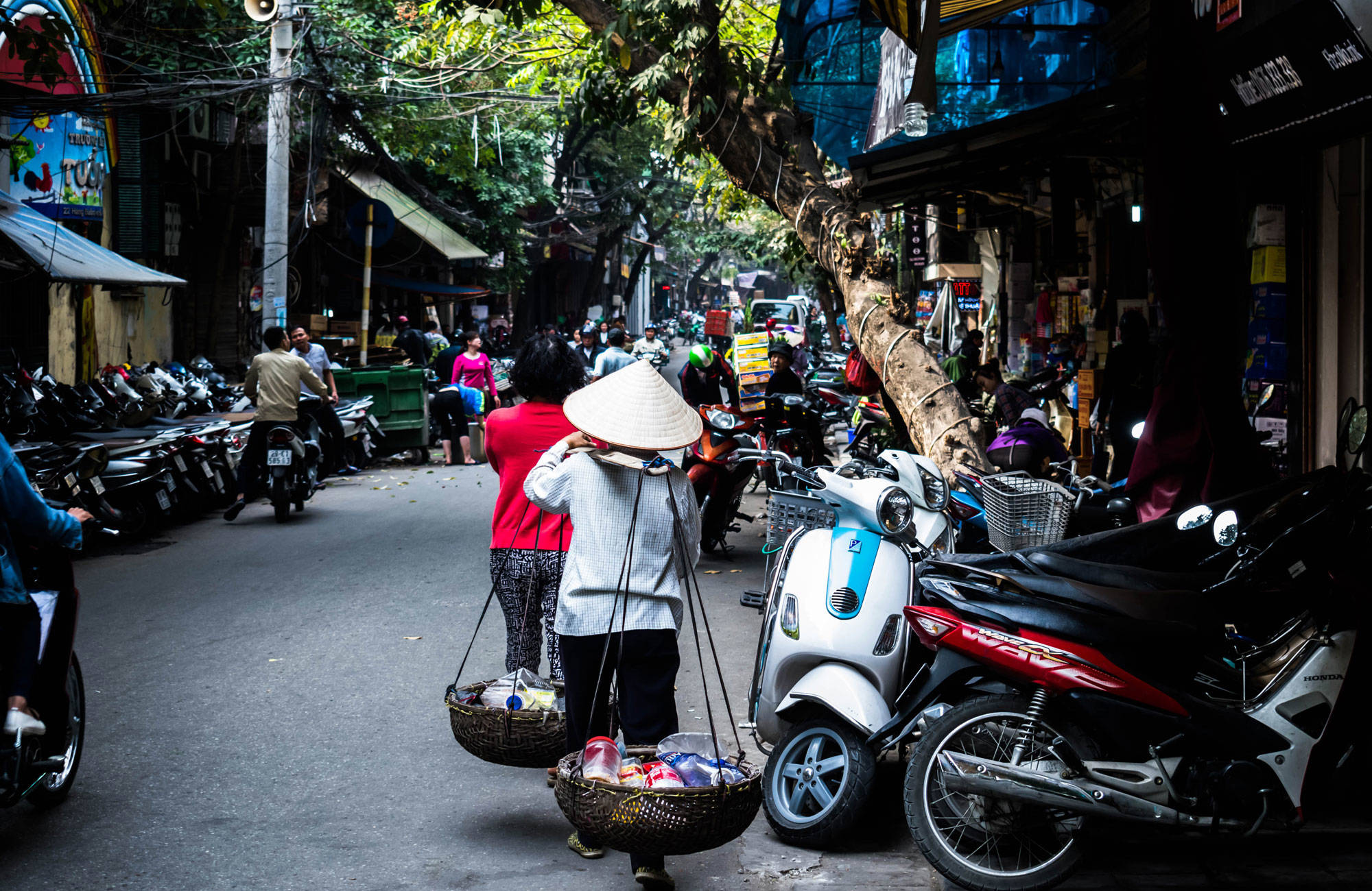 Livlig gata i Vietnam