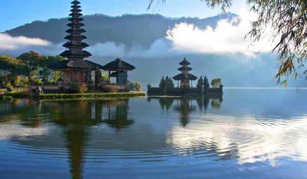 bali-indonesia-ulundanu-temple
