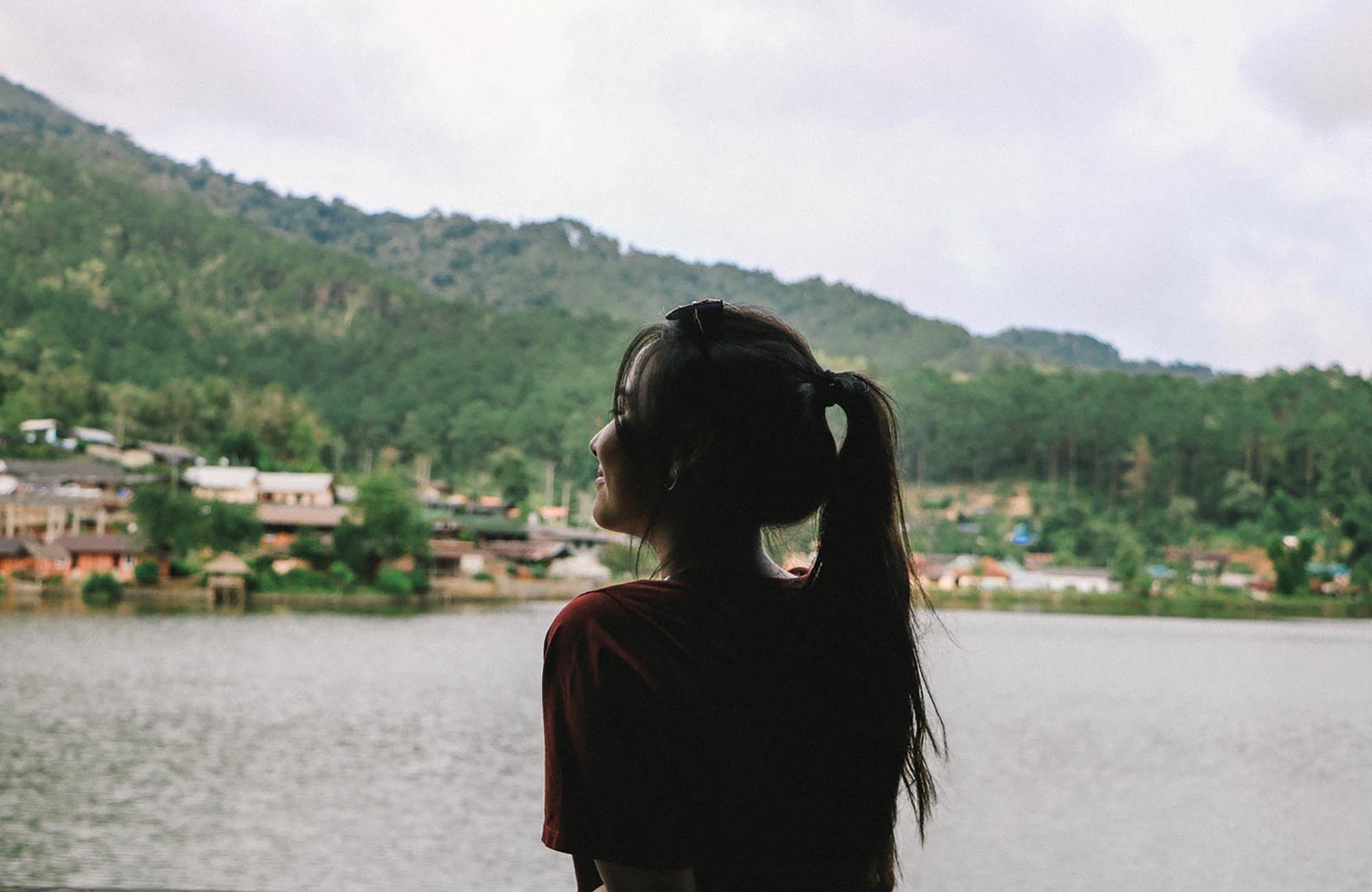 Glad tjej i Thailand