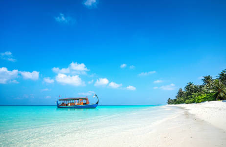 Dröm dig bort till den här vita sandstraden som du kan uppleva på en Maldiverna resa