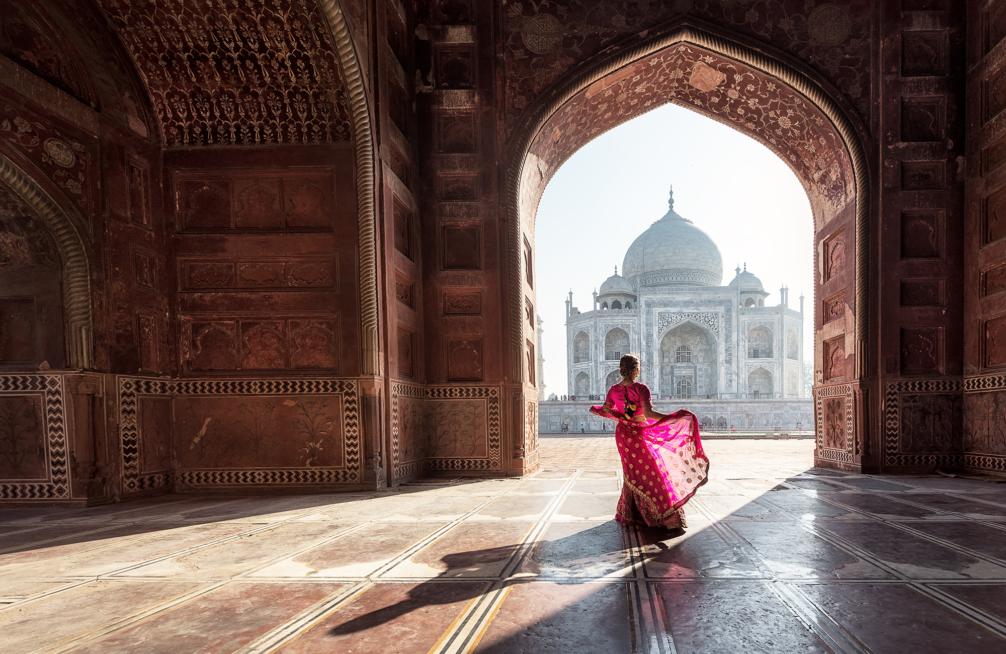 kvinna i klassiska indiska kläder vid Taj Mahal, Agra, Indien | KILROY