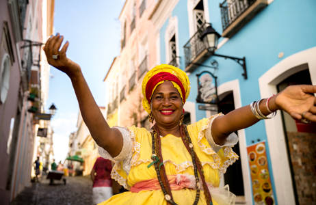 kvinna i gul klänning är glad i salvador i brasilien