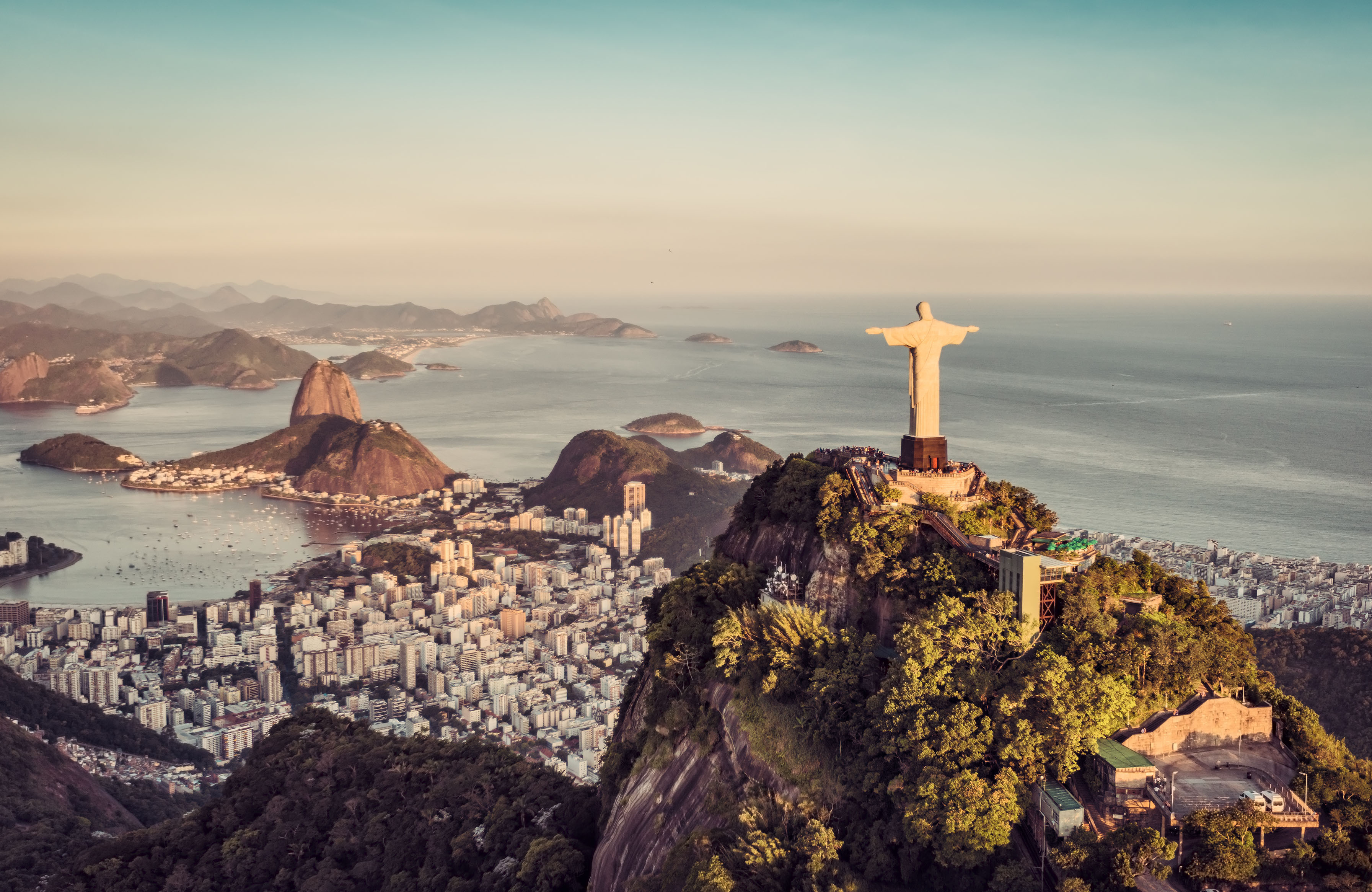 Jesus Statue in Rio de Janeiro, Brazilië, met de stad en de bergen op de achtergrond