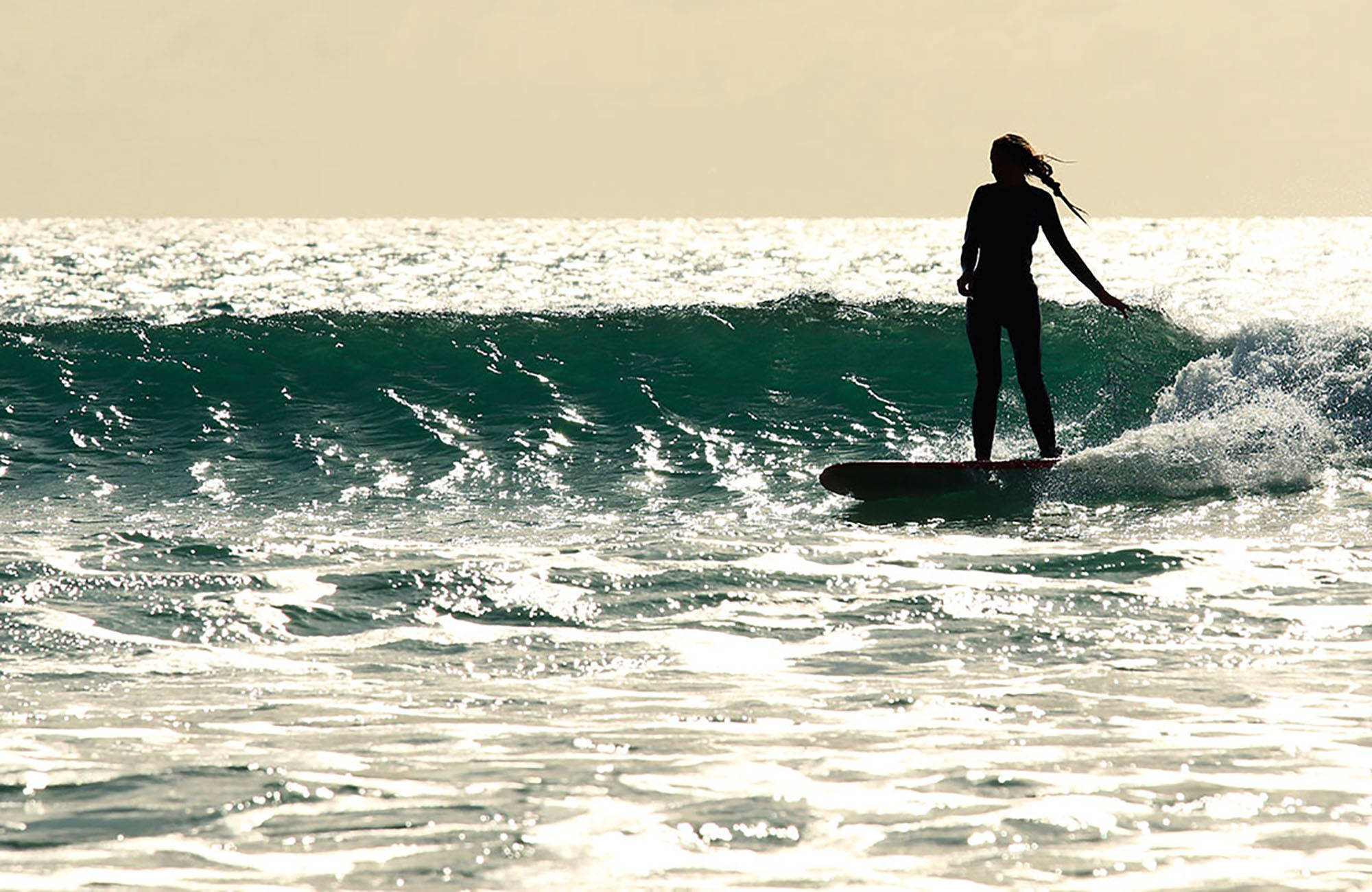 tjeje surfar i nya zeeland efter studierna