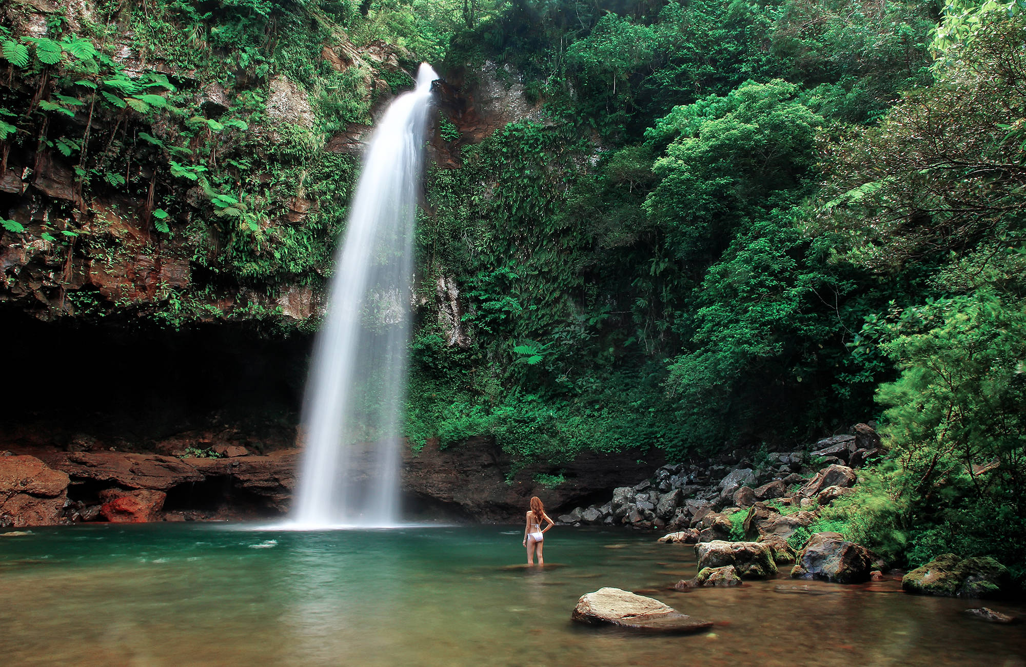 Ett vackert vattenfall som du kan besöka under en resa i september till Fiji.