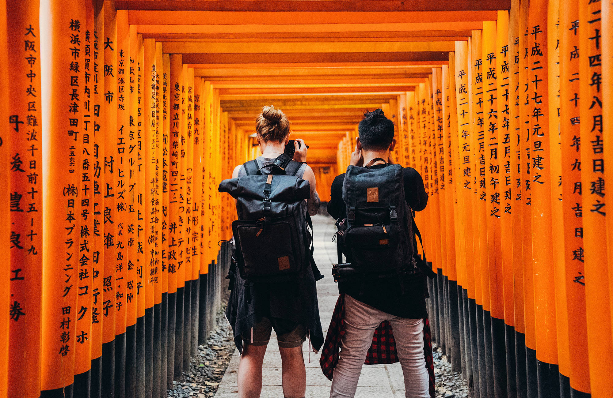 TVå killar i Fushimi Inari Taisha i Kyoto under en resa i april.