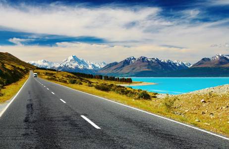 En häftig väg längs kusten av Nya Zeeland.