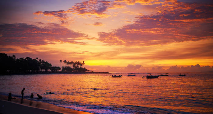 Njut av solnedgångarna på Balis stränder.