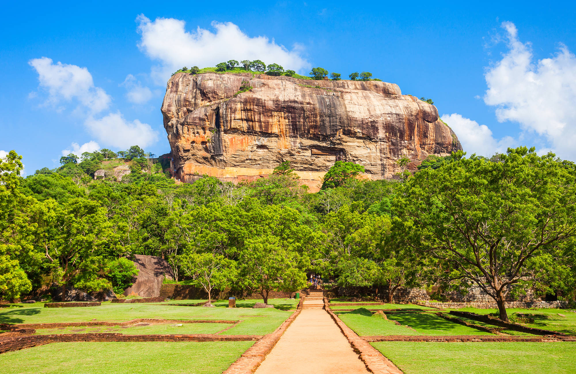 Ett pampigt berg omgivet av grönska på Sri Lanka