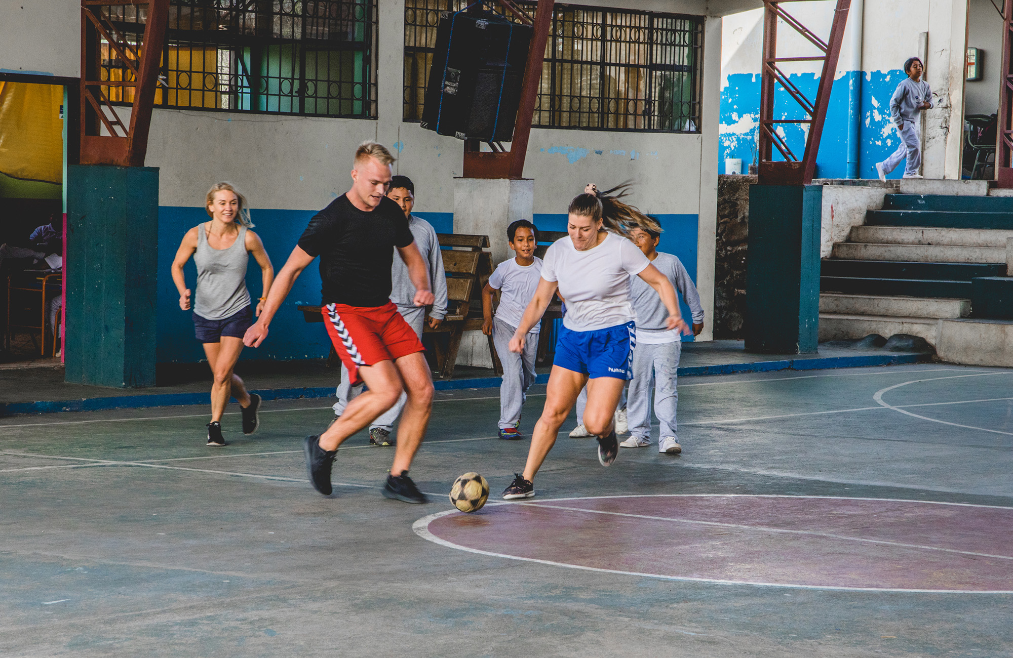 Spela fotboll med barnen på San Cristobal Island | Volontär på Galapagos med KILROY
