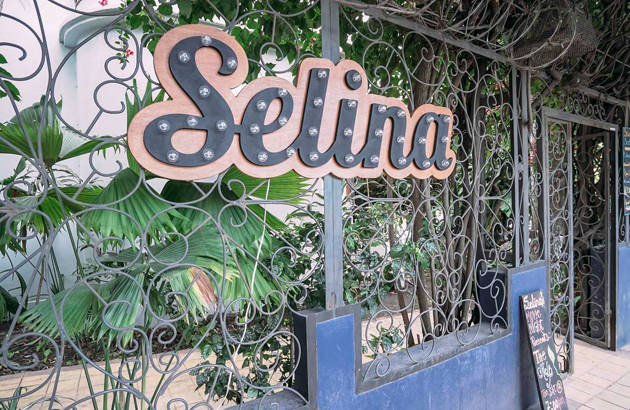 selina-hostel-san-jose-costa-rica-sign