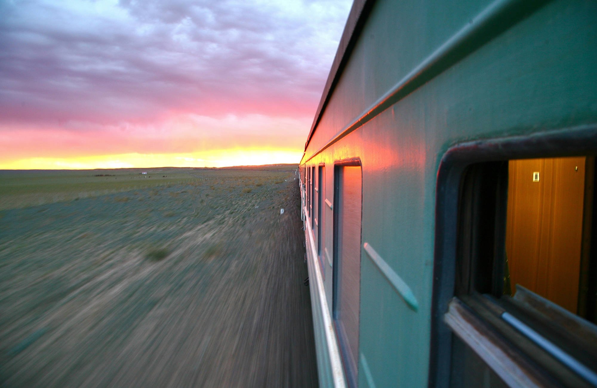Transsibiriska järnvägen i solnedgången.