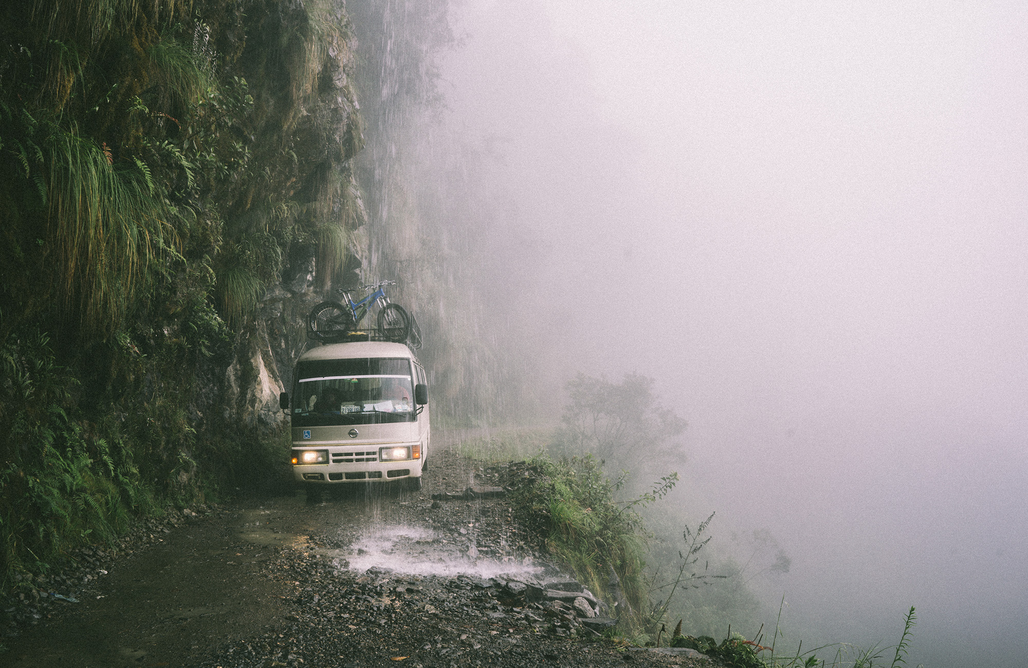 en buss i regnet kör på Beath Road i Bolivia
