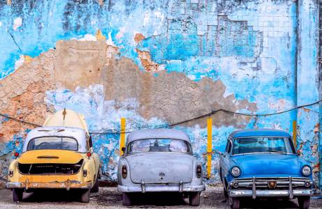 Tre klassiska amerikanska bilar på Kuba.
