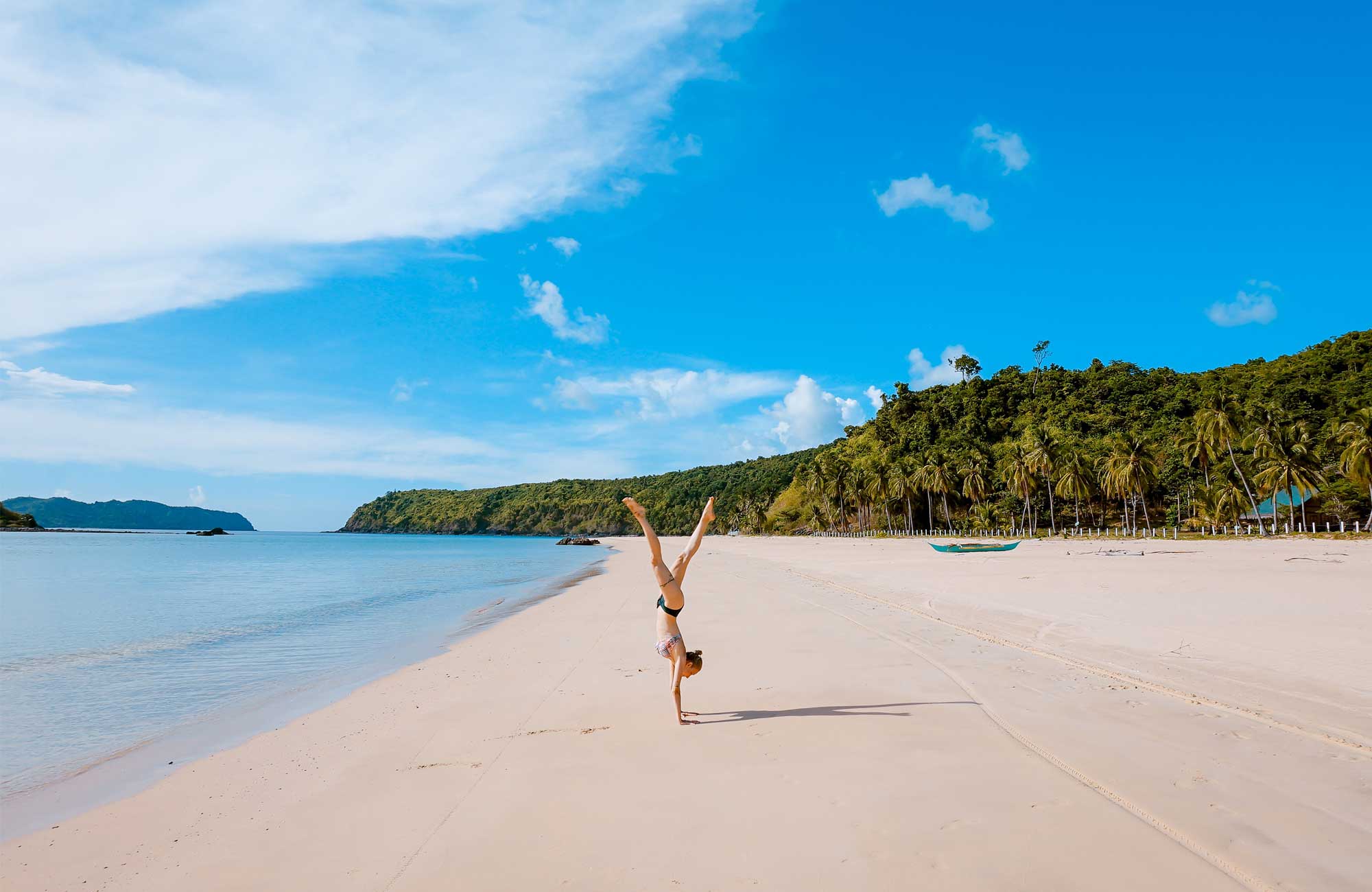 philippines-palawan-el-nido-woman-beach