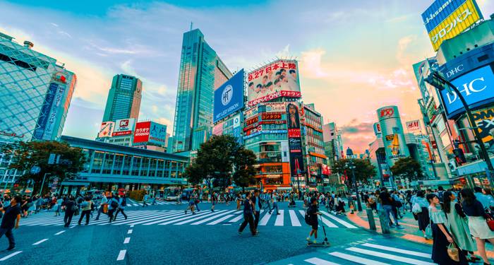 Börja äventyren i Japan på hektiska neonupplysta gator i Tokyo.
