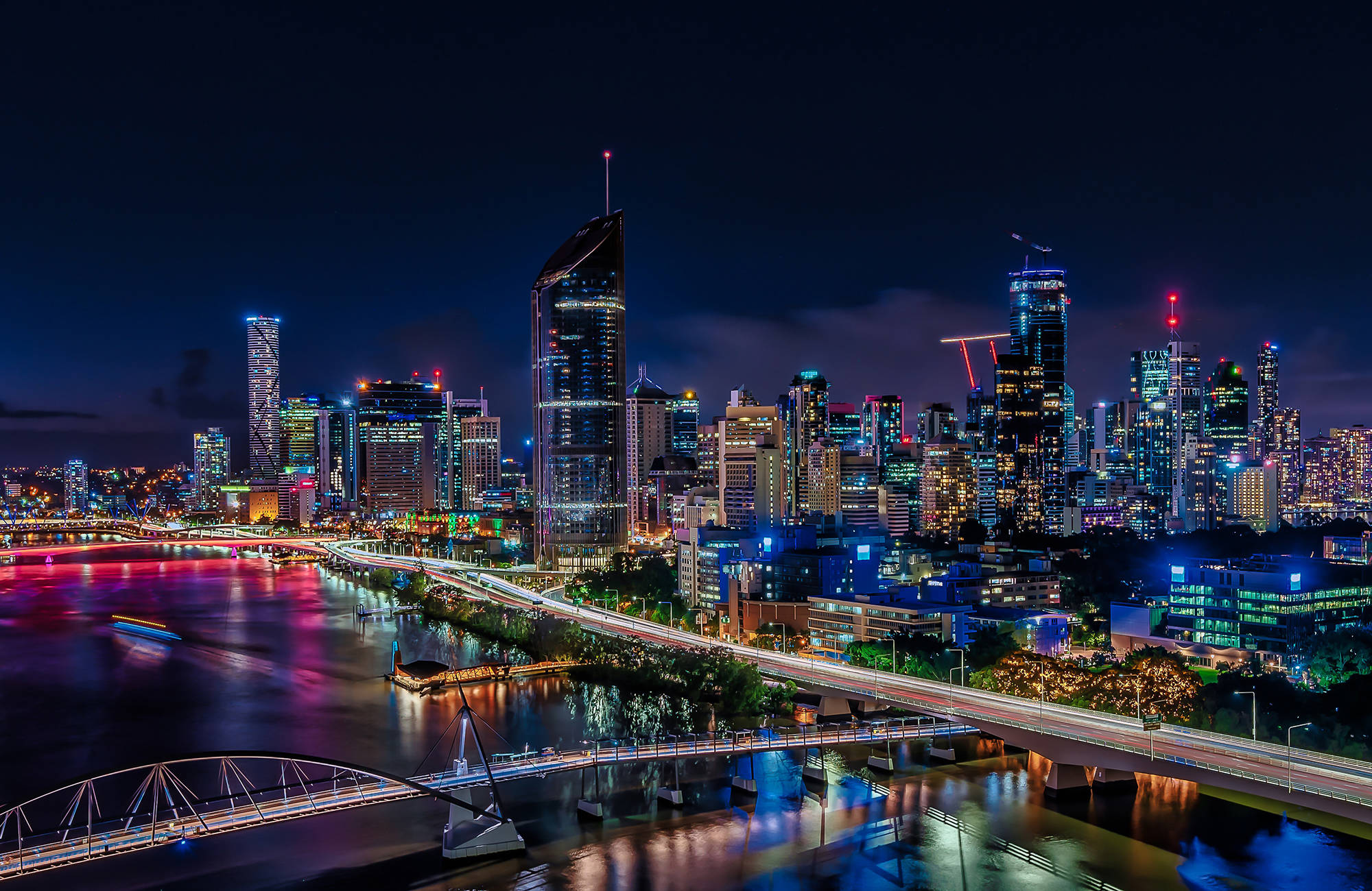 Noenljus över skylinen av Brisbane på natten