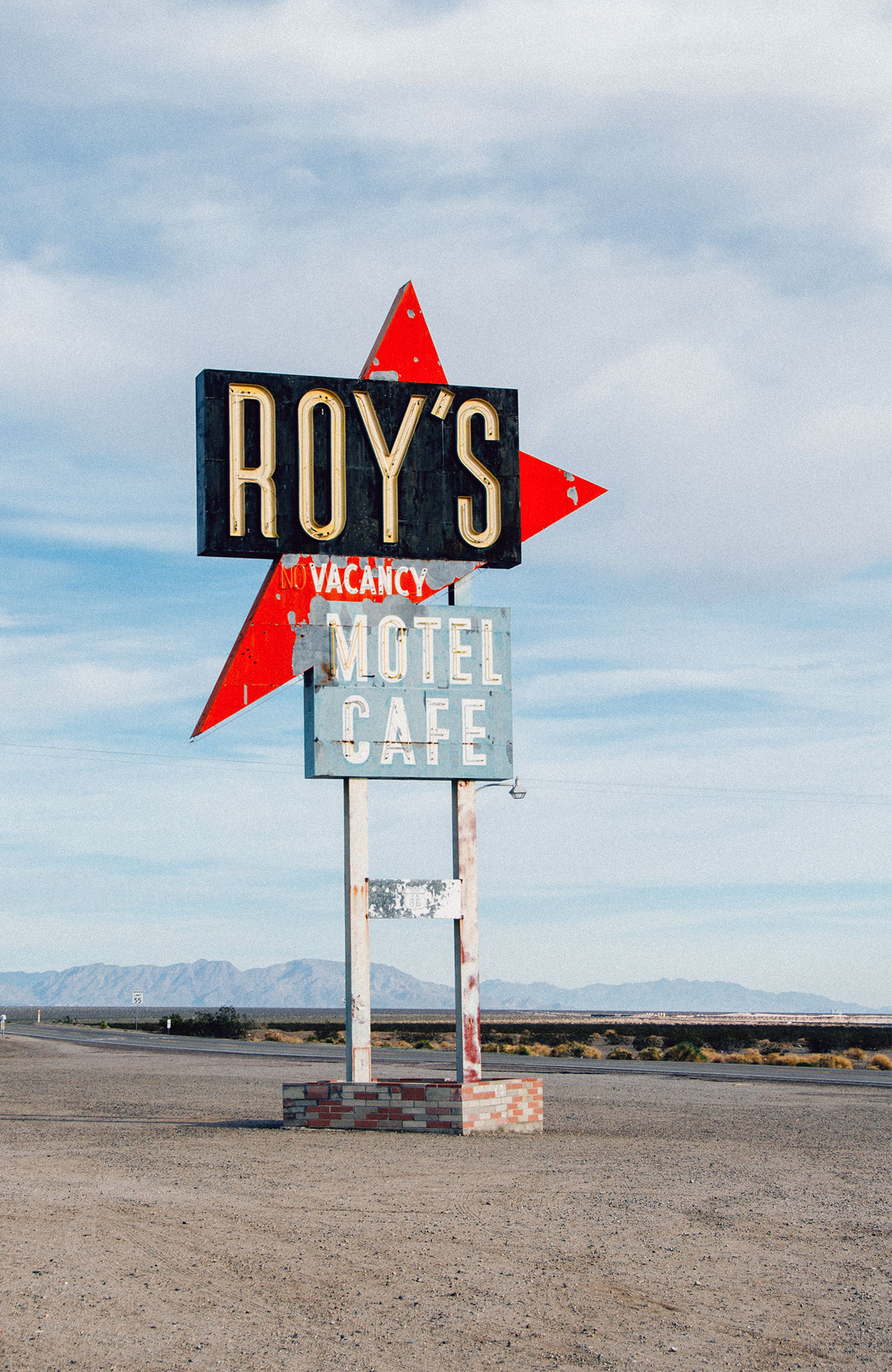 Besök Roy’s Motel and Café som är en populär sevärdhet längs Route 66