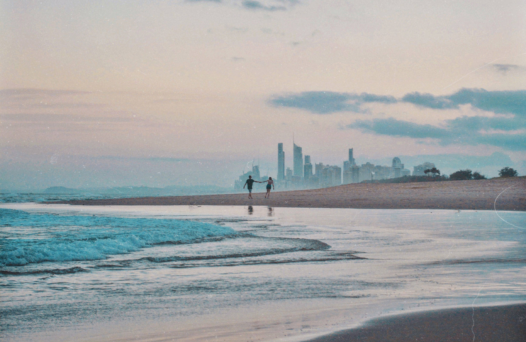 Ta strandpromenader med dina vänner när du studerar på Gold Coast