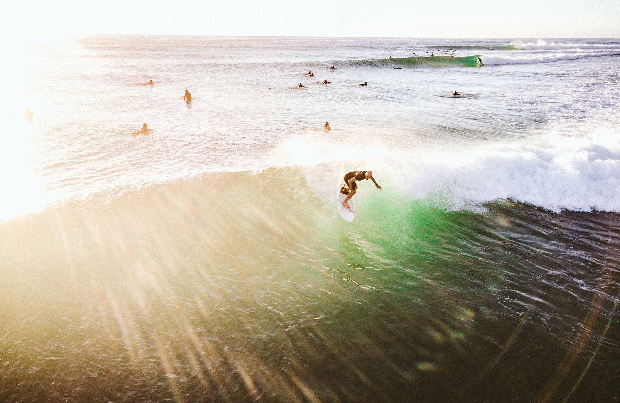 surfare fångar vågor i motljus på gold coast