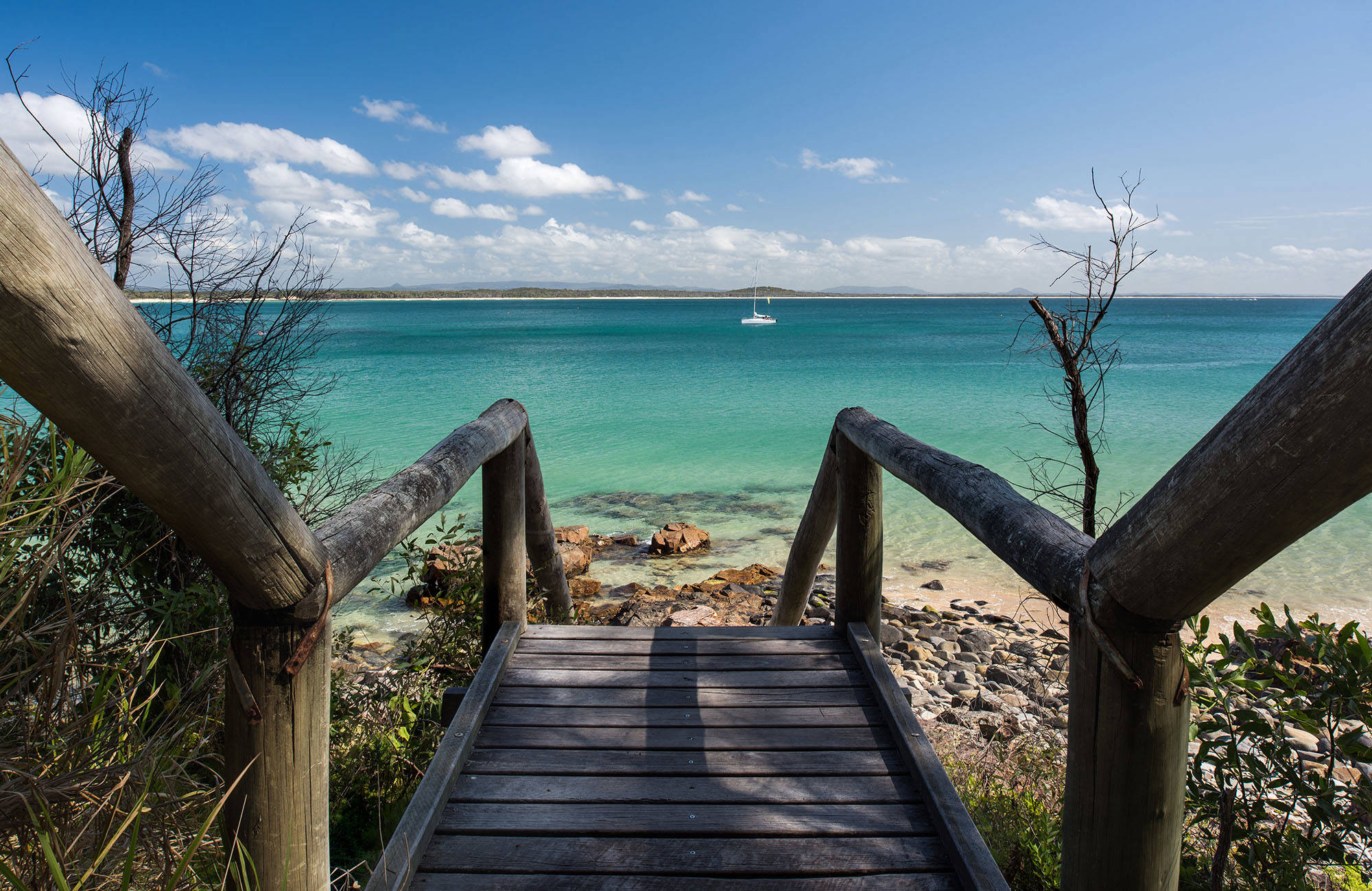 En trätrappa ner till havet som du och dina klasskamerater kan besöka efter plugget på Sunshine Coast