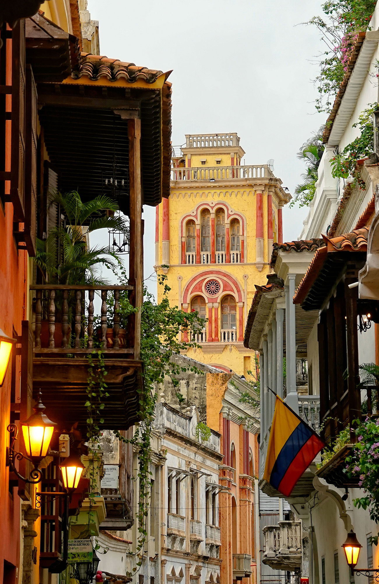 colombia-cartagena-old-city-beautiful-buildings